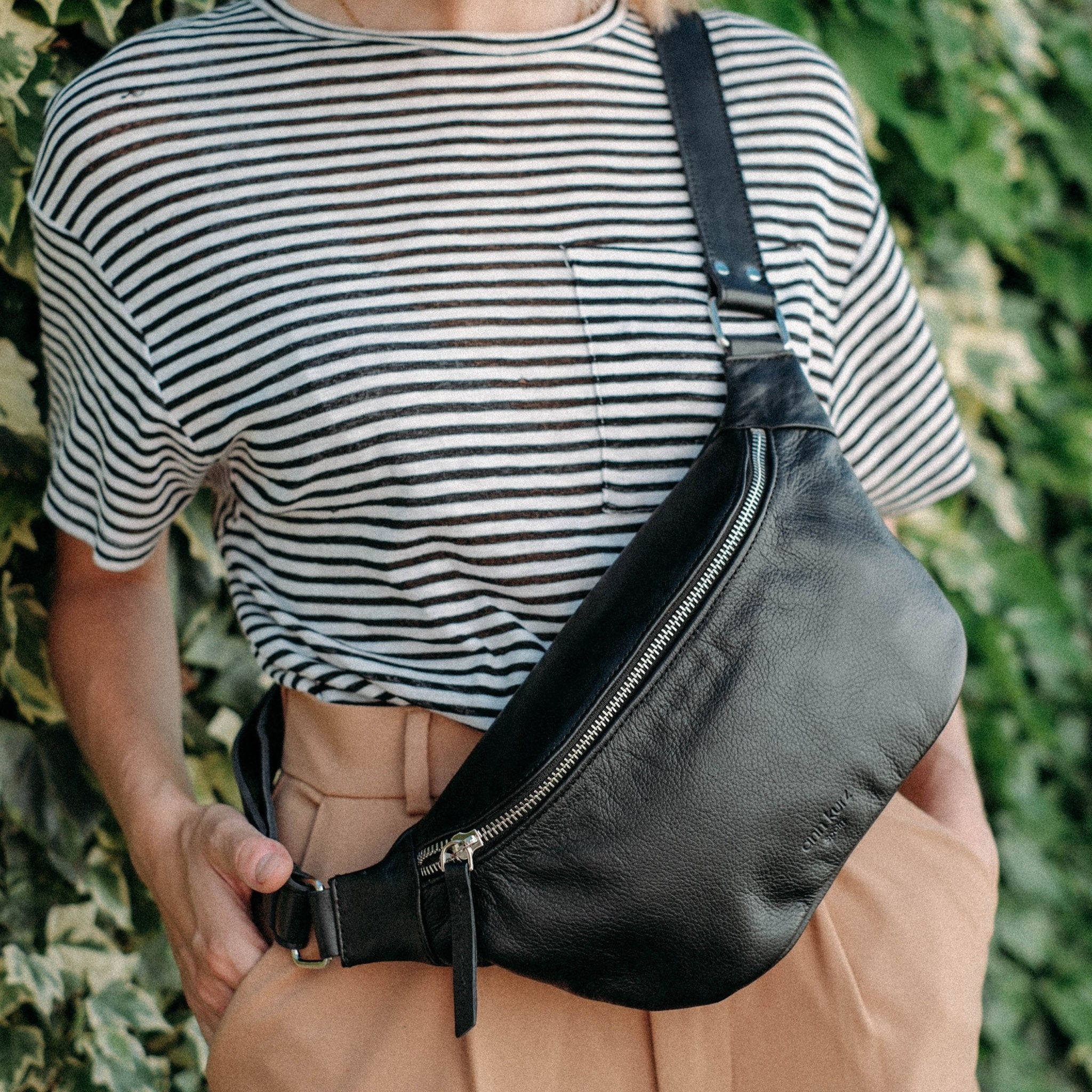 Fanny pack black and on sale gold